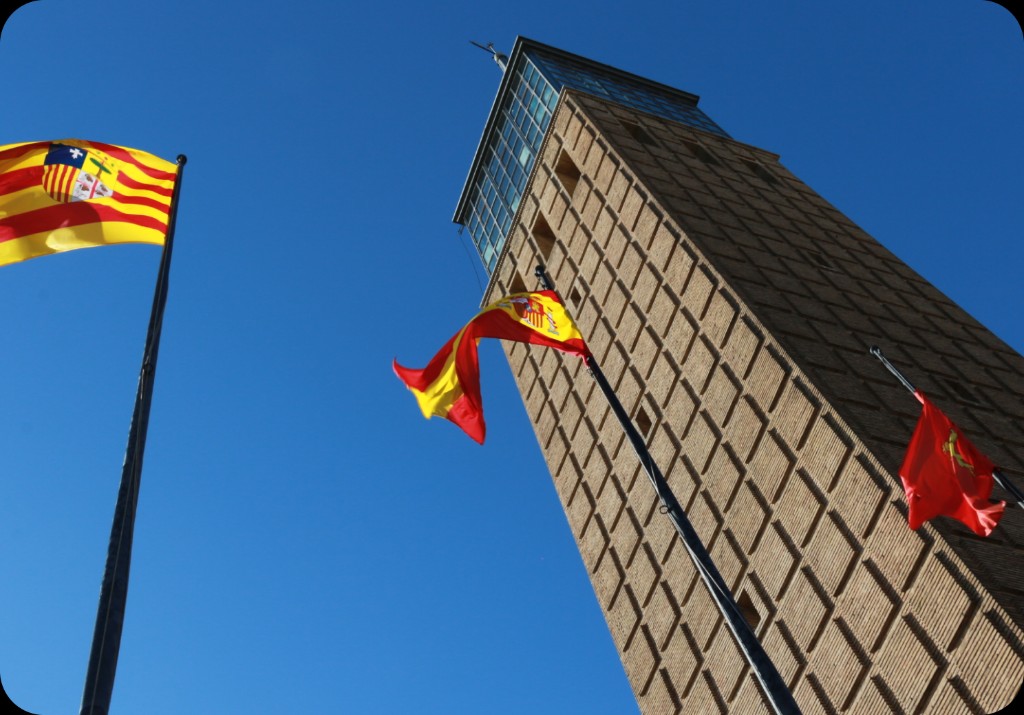 Torre de la Cámara de Zaragoza con las banderas de Aragón, España y Zaragoza