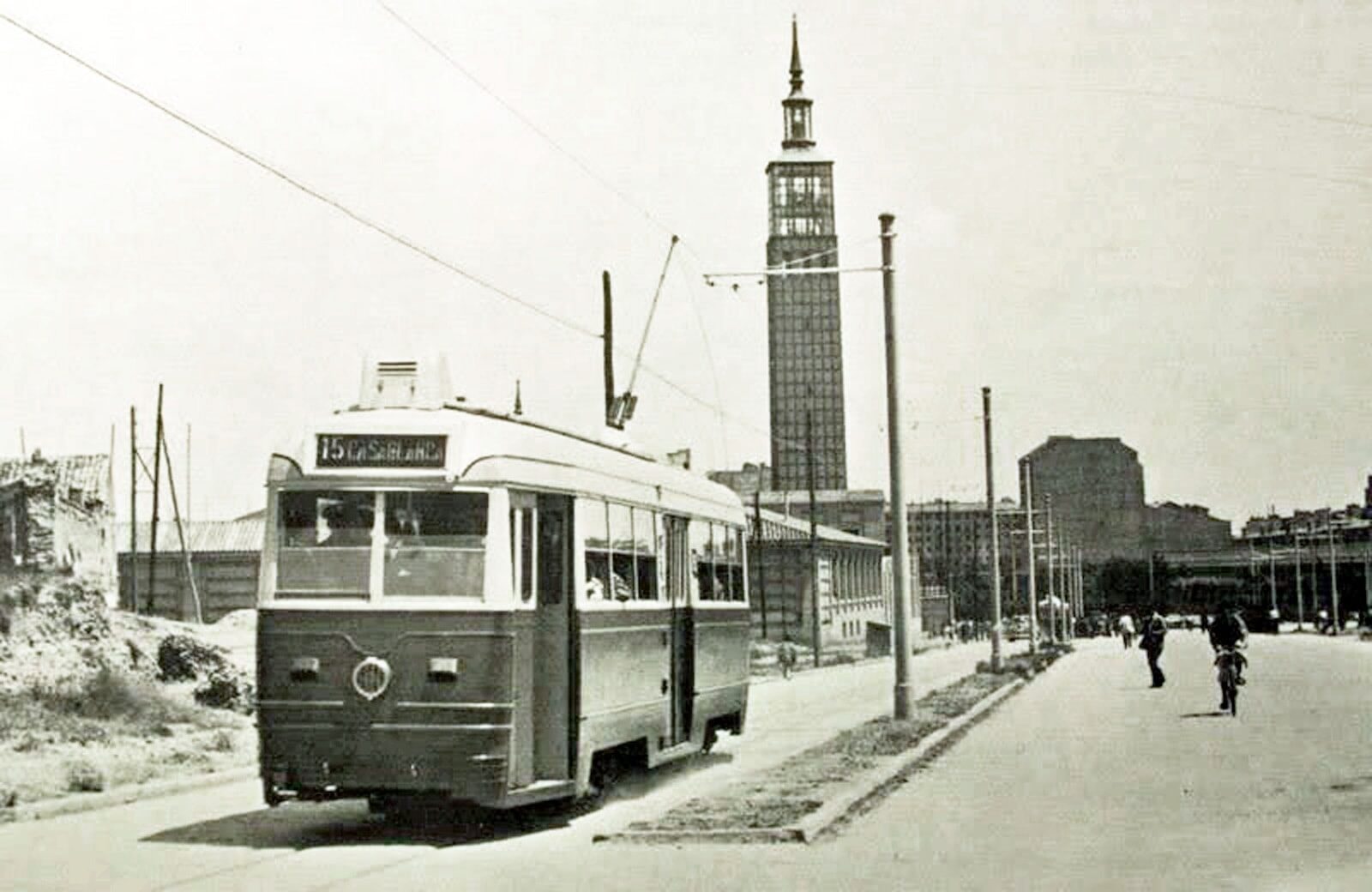 Fotografía en blanco y negro de un trolebús de la línea 15 Casablanca con la torre de la Feria de Muestras al fondo