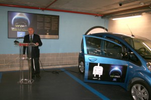 José Serón, presidente de la Comisión de Automoción de la Cámara de Zaragoza, en la presentación del proyecto en la electrolinera de Aragonia.