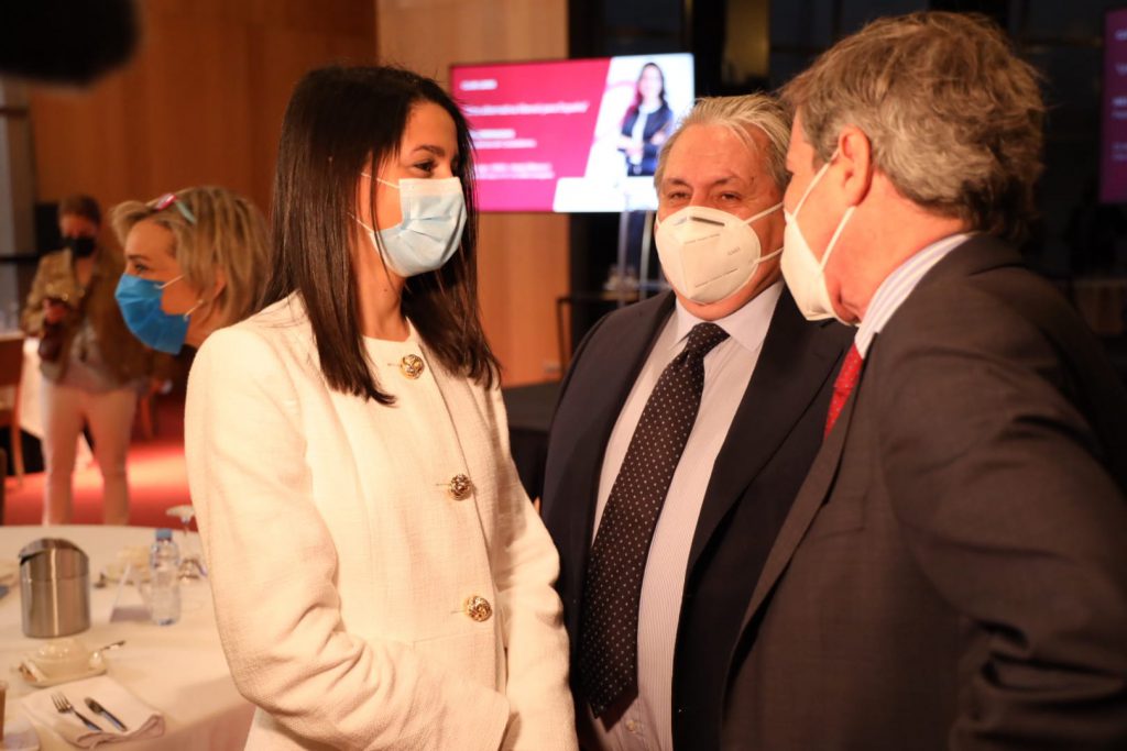 Inés Arrimadas mantiene un encuentro con empresarios del Club Líder