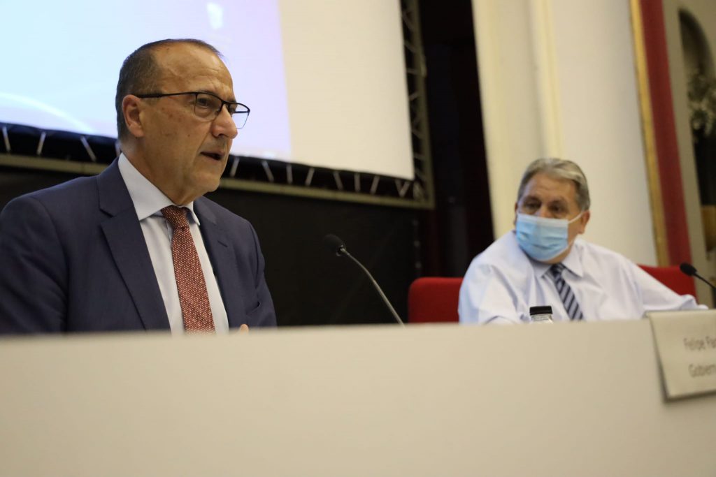 El consejero de Educación, Felipe Faci, comparece ante el Pleno de la Cámara