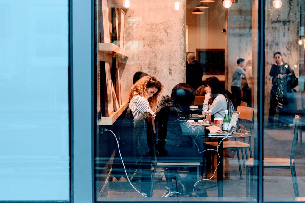 ¿Cómo ayuda la tecnología a mejorar la experiencia de empleado en la empresa?