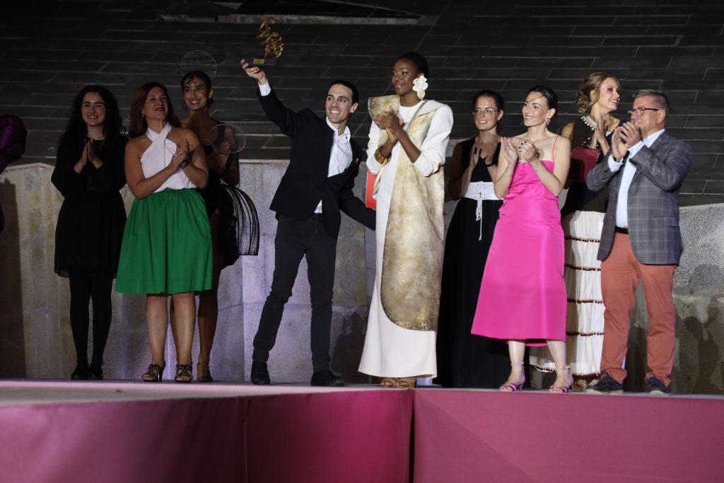 Los diseñadores Jesús Moreno y Álex Hernando, ganadores del certamen ‘Aguja Goyesca’