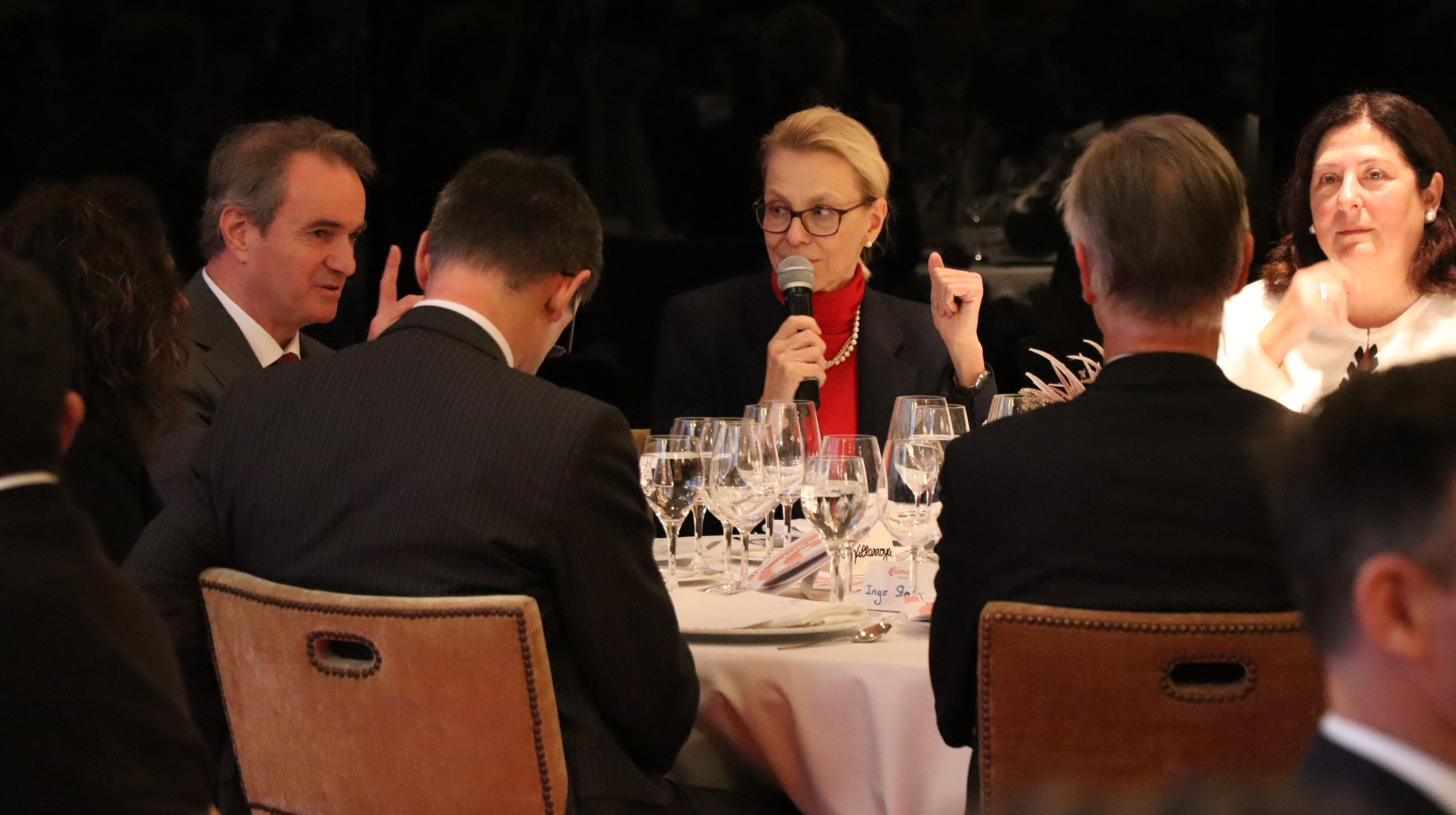 La embajadora alemana mantiene un encuentro con empresarios