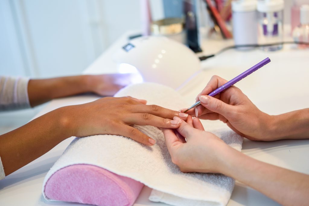 Manicura, pedicura y maquillaje de uñas