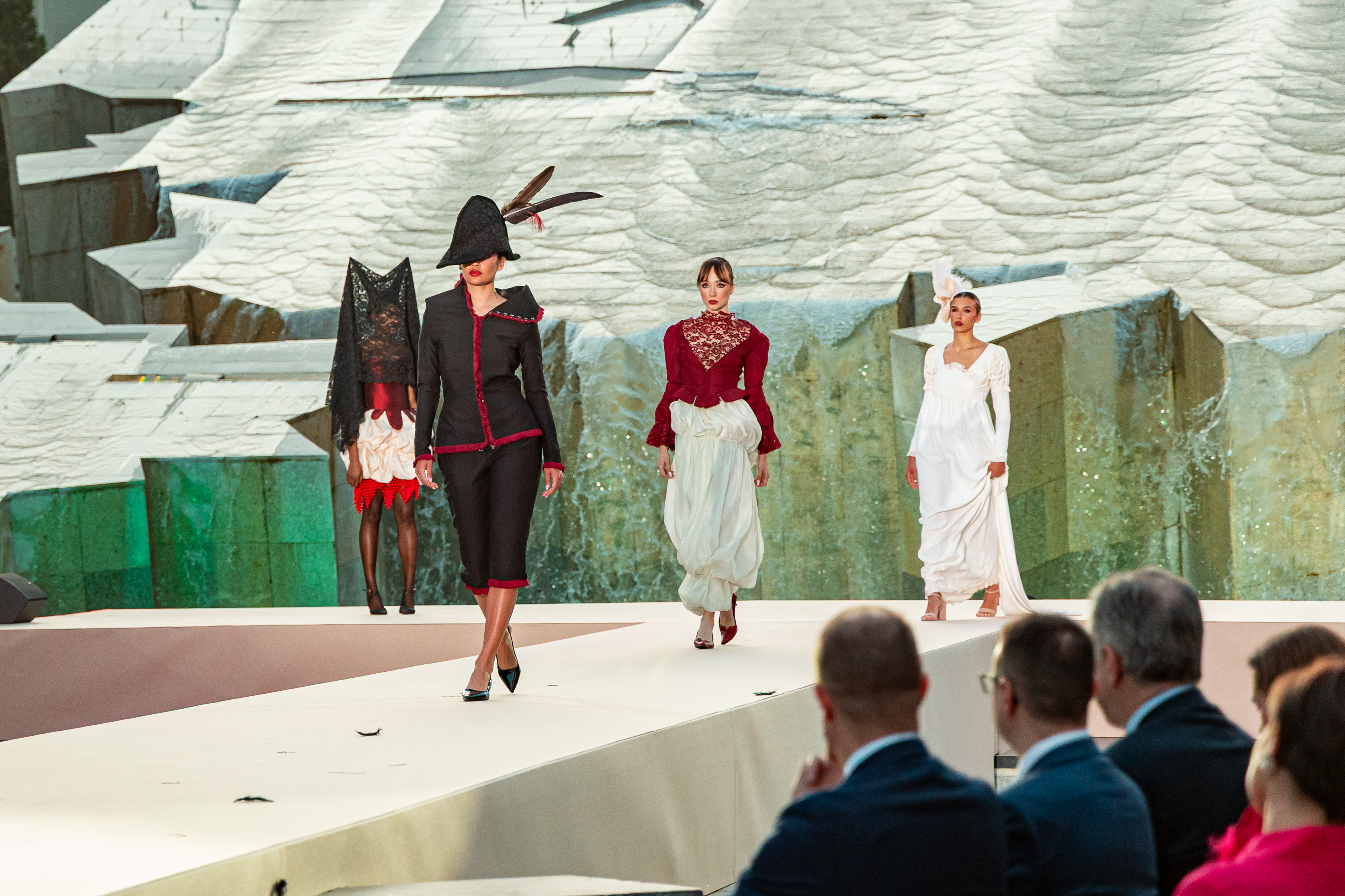 Las diseñadoras Alexis Jiménez y África Rello, ganadores del certamen ‘Aguja Goyesca’