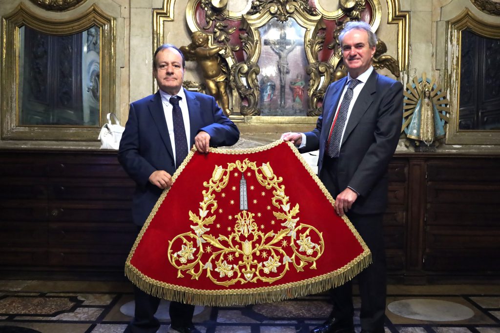 La Cámara de Zaragoza entrega un manto a la Virgen del Pilar con motivo de su 140 aniversario