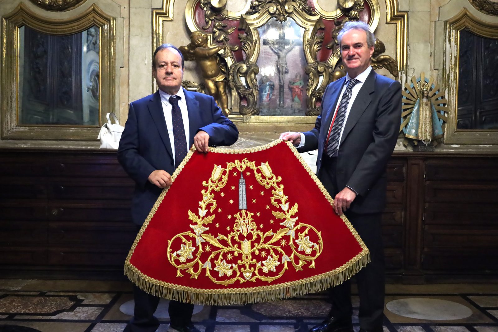La Cámara de Zaragoza entrega un manto a la Virgen del Pilar con motivo de su 140 aniversario